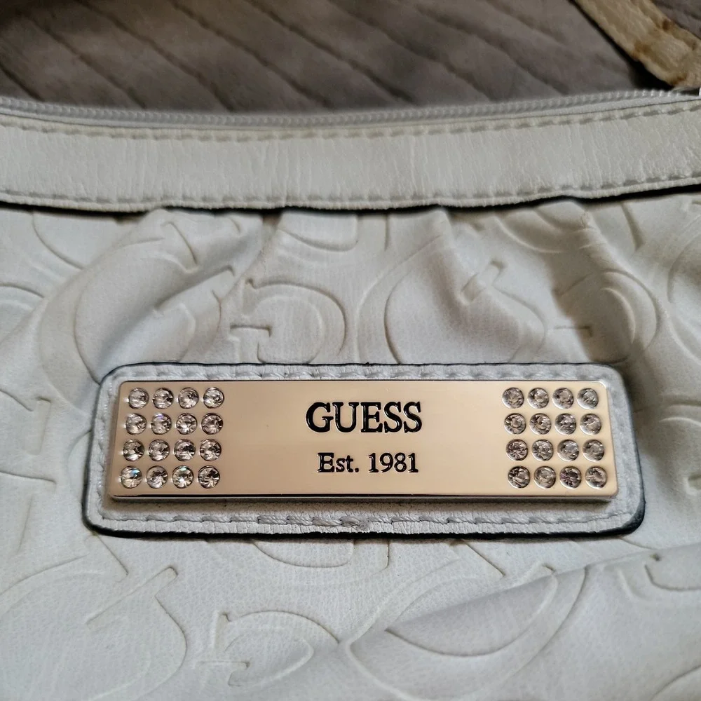 Guess White Wristlet Small Clutch Purse Faux‎ Leather Zip Bag 💼🤍